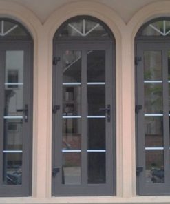 Cửa-đi-1-cánh-vòm-cong-nan-trắng-nhôm-Xingfa