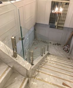 Cầu thang kính trụ lửng đế xéo