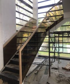 Cầu thang kính tay vịn gỗ vuông