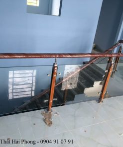Cầu thang kính trụ gỗ căm xe