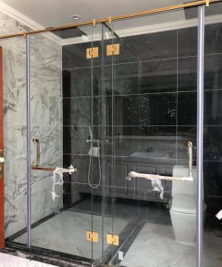 phòng tắm kính cửa mở mạ vàng